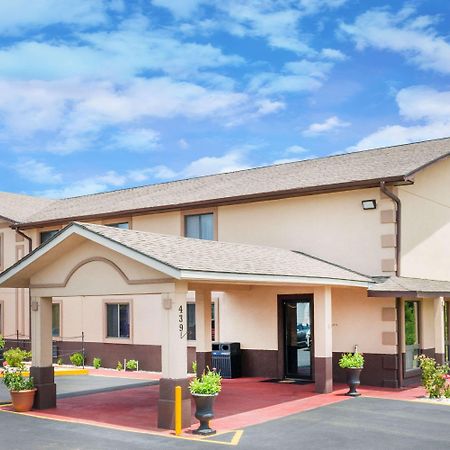 Super 8 By Wyndham Warrensburg Motel Екстериор снимка